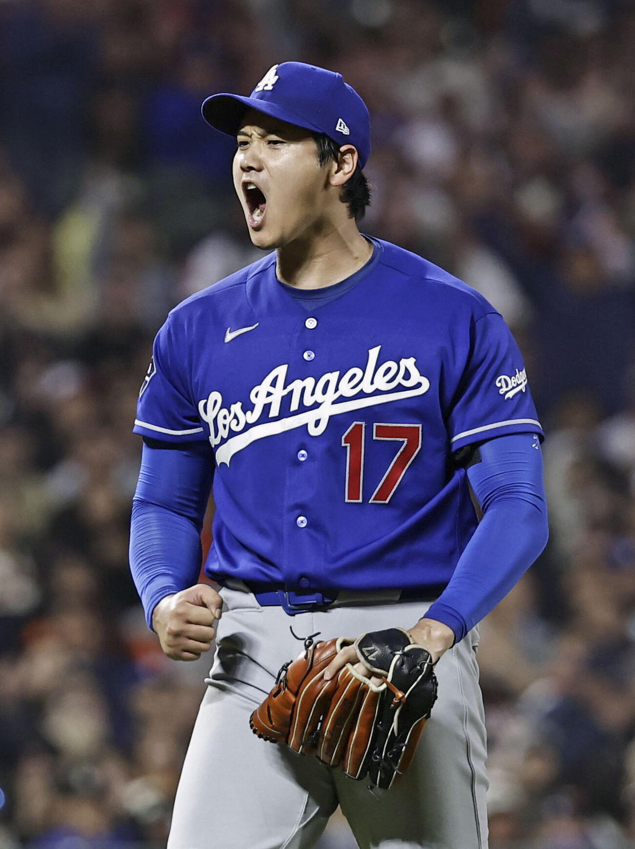 ジャイアンツ戦の6回、2死二、三塁のピンチでシュミットを空振り三振に仕留め、ガッツポーズするドジャース大谷（共同）