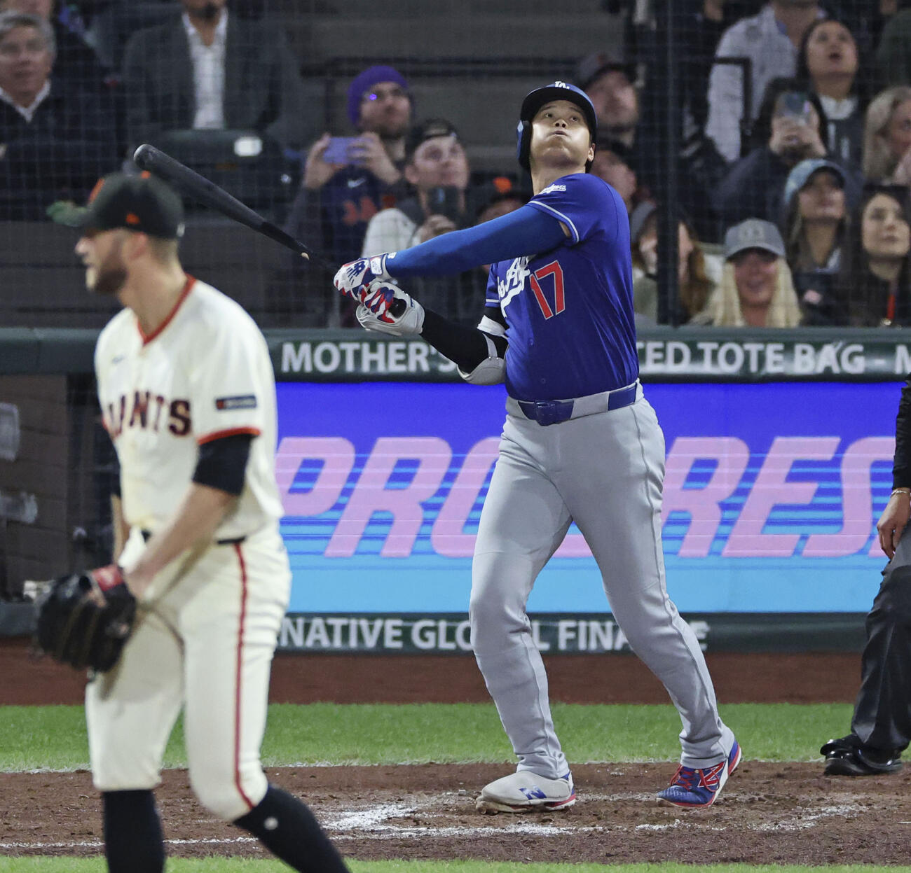 ジャイアンツ戦の8回、左飛に倒れたドジャース・大谷。昨季からの連続試合出塁が53で止まった＝サンフランシスコ（共同）