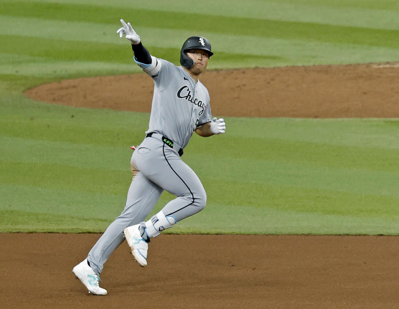米大リーグ、ダイヤモンドバックス戦の7回、5試合連続本塁打となる10号2ランを放ち、ポーズをとるホワイトソックス・村上宗隆。日本勢歴代最速の24試合目でシーズン10号に到達した（共同）