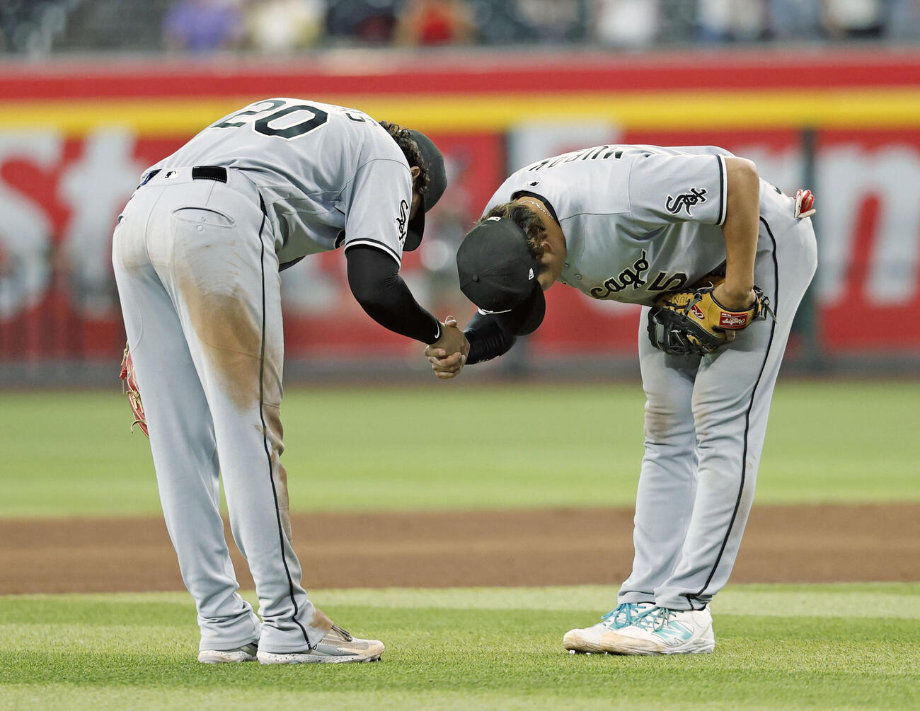 ダイヤモンドバックスに勝利し、バルガス（左）とお辞儀をするホワイトソックス村上＝フェニックス（共同）