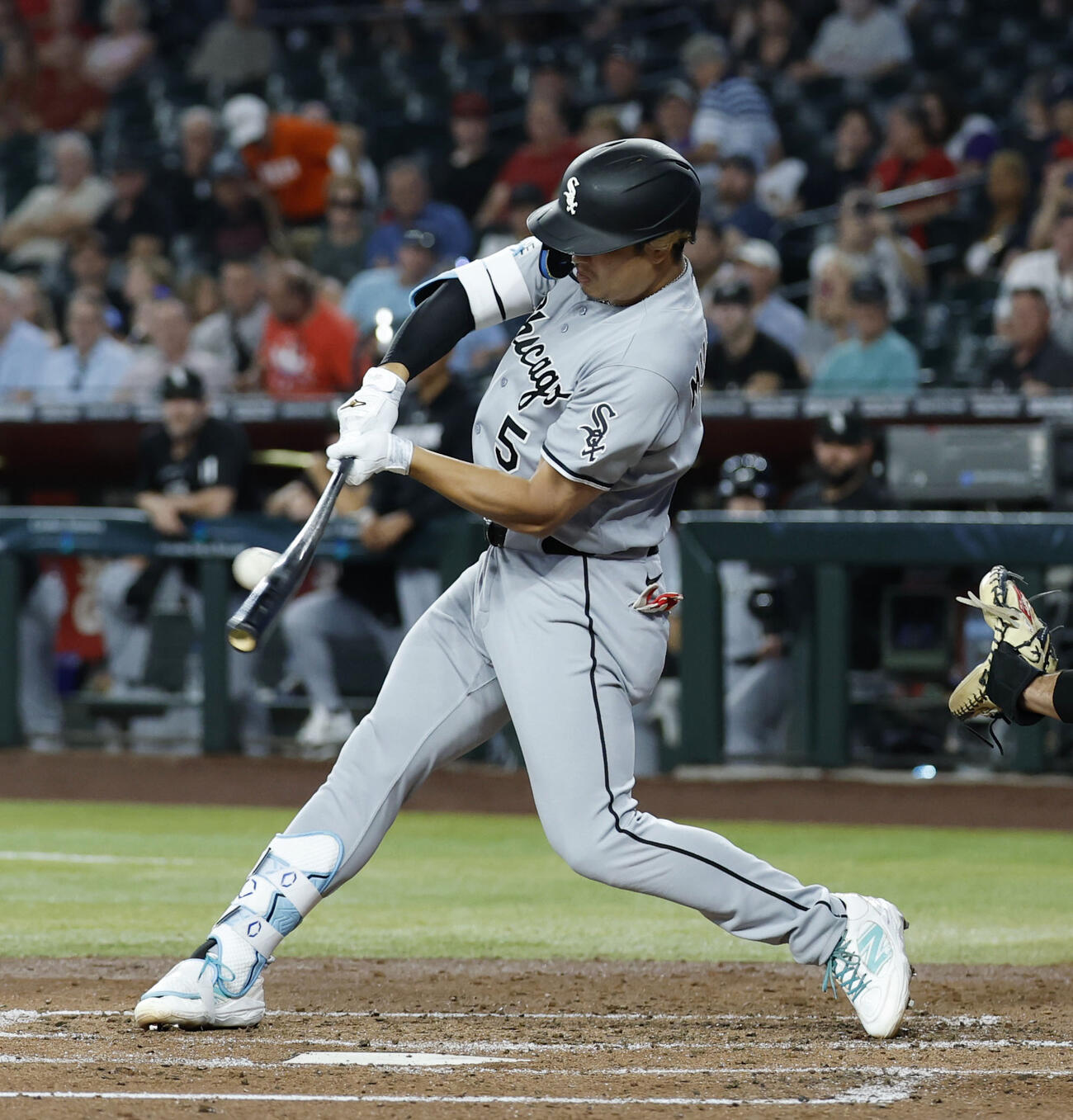 ダイヤモンドバックス戦の3回、右前打を放つホワイトソックス村上＝フェニックス（共同）