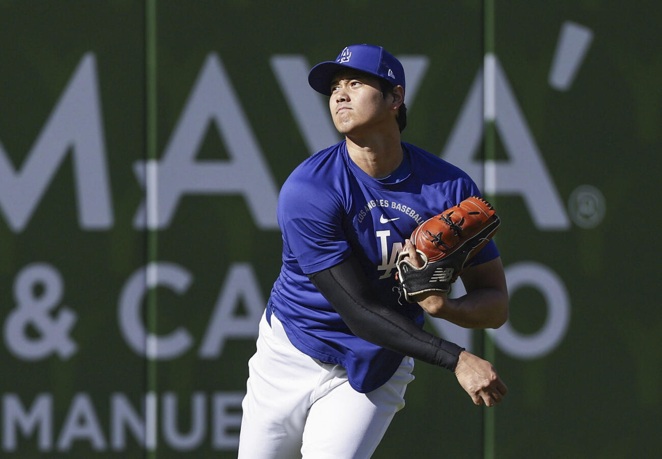 キャッチボールするドジャース・大谷＝ロサンゼルス（共同）