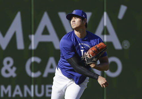キャッチボールするドジャース・大谷＝ロサンゼルス（共同）