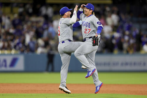 ドジャースに勝利し、喜ぶカブス鈴木誠也（AP）