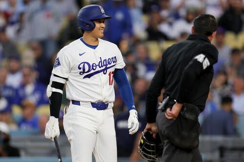 1回、球審にあいさつするドジャース大谷 (AP)