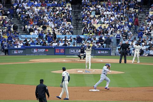 ドジャース戦の2回、先発佐々木（マウンド上）から4号ソロを放ち、二塁を回るカブス・鈴木＝ロサンゼルス（共同）