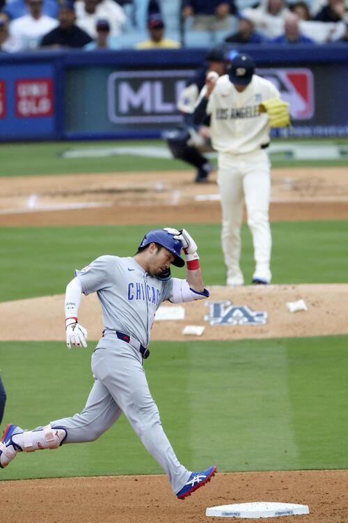 ドジャース戦の2回、先発佐々木（奥）から4号ソロを放ち、塁を回るカブス・鈴木＝ロサンゼルス（共同）