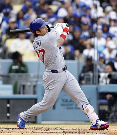 ドジャース戦の2回、先制の4号ソロを放つカブス・鈴木＝ロサンゼルス（共同）