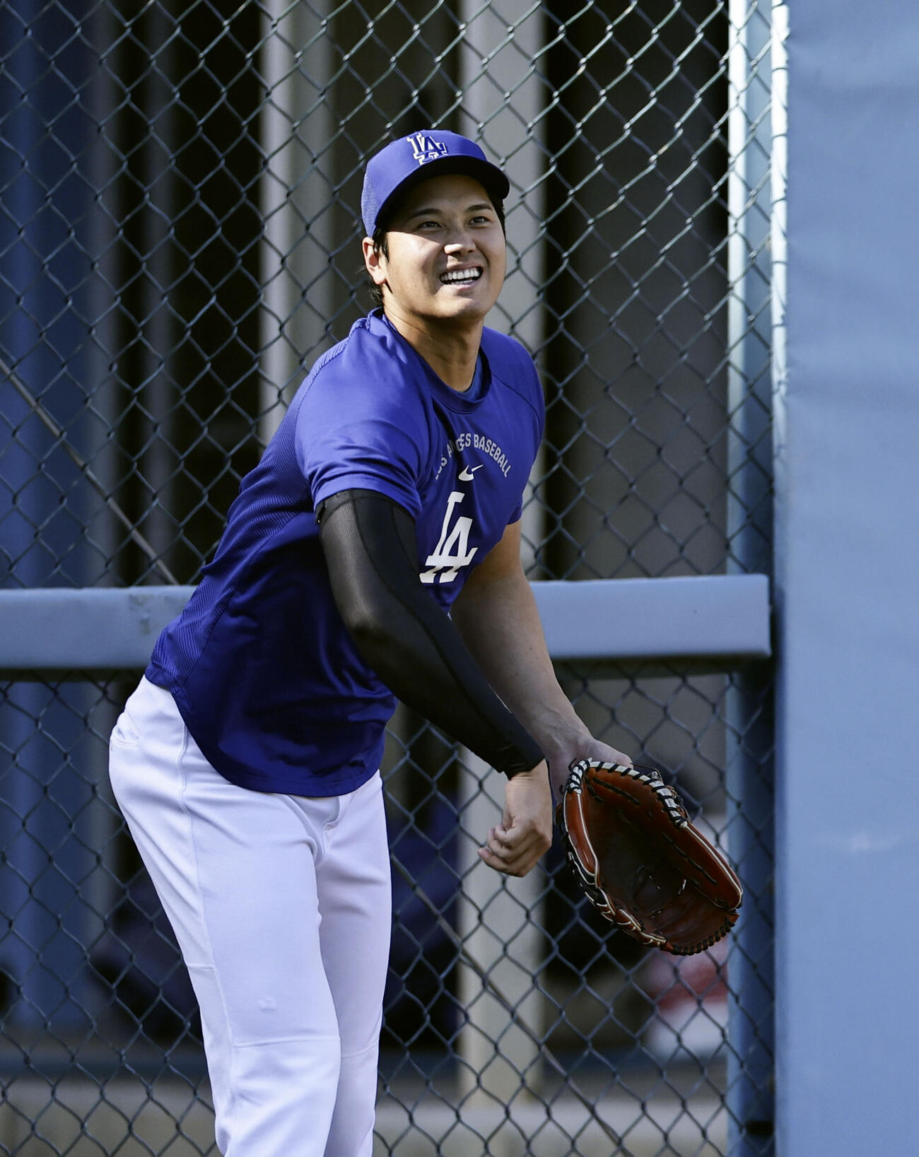 練習中、笑顔を見せるドジャース・大谷＝ロサンゼルス（共同）