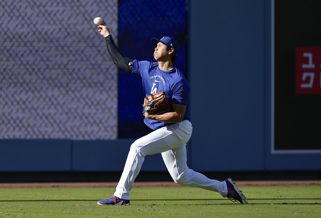 キャッチボールするドジャース・大谷＝ロサンゼルス（共同）