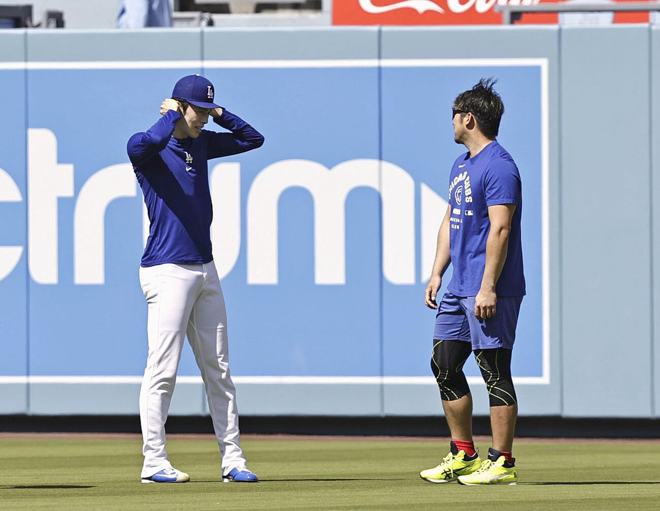 試合前、言葉を交わすドジャース・佐々木（左）とカブス・鈴木＝ロサンゼルス（共同）