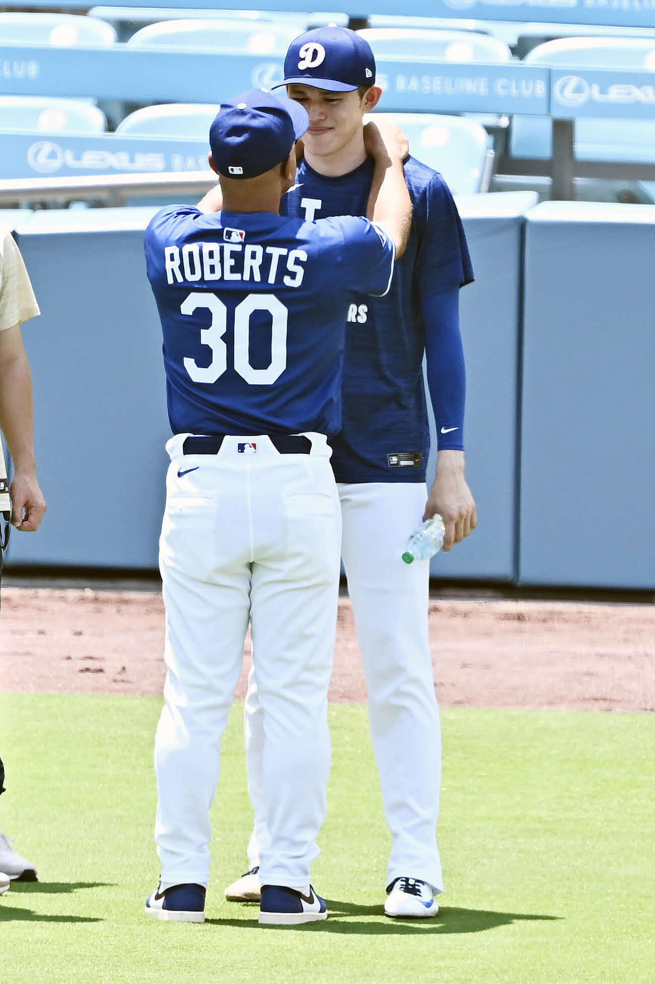 ロバーツ監督の話を聞く佐々木朗希（2025年5月撮影）