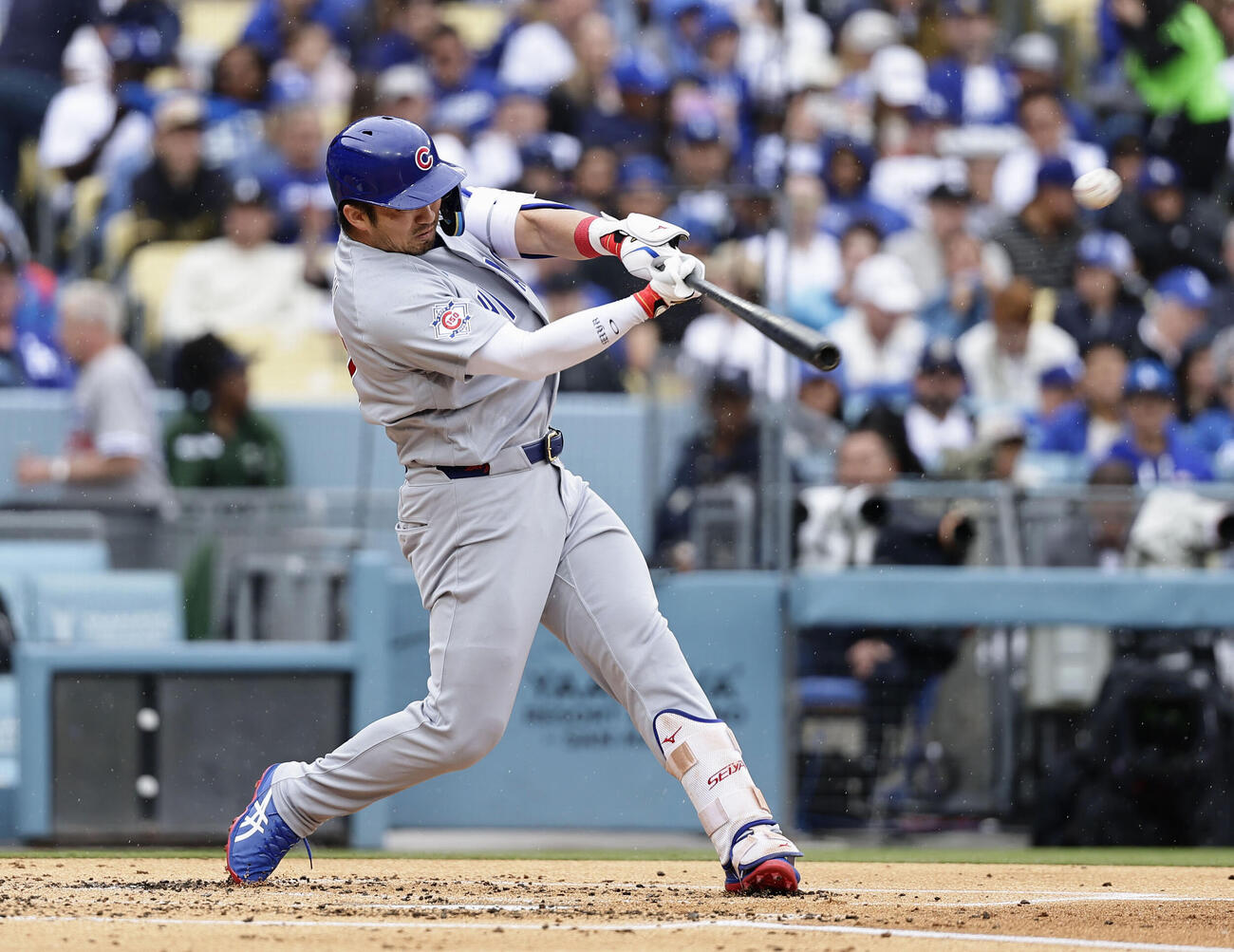 ドジャース戦の2回、先制の4号ソロを放つカブス・鈴木＝ロサンゼルス（共同）