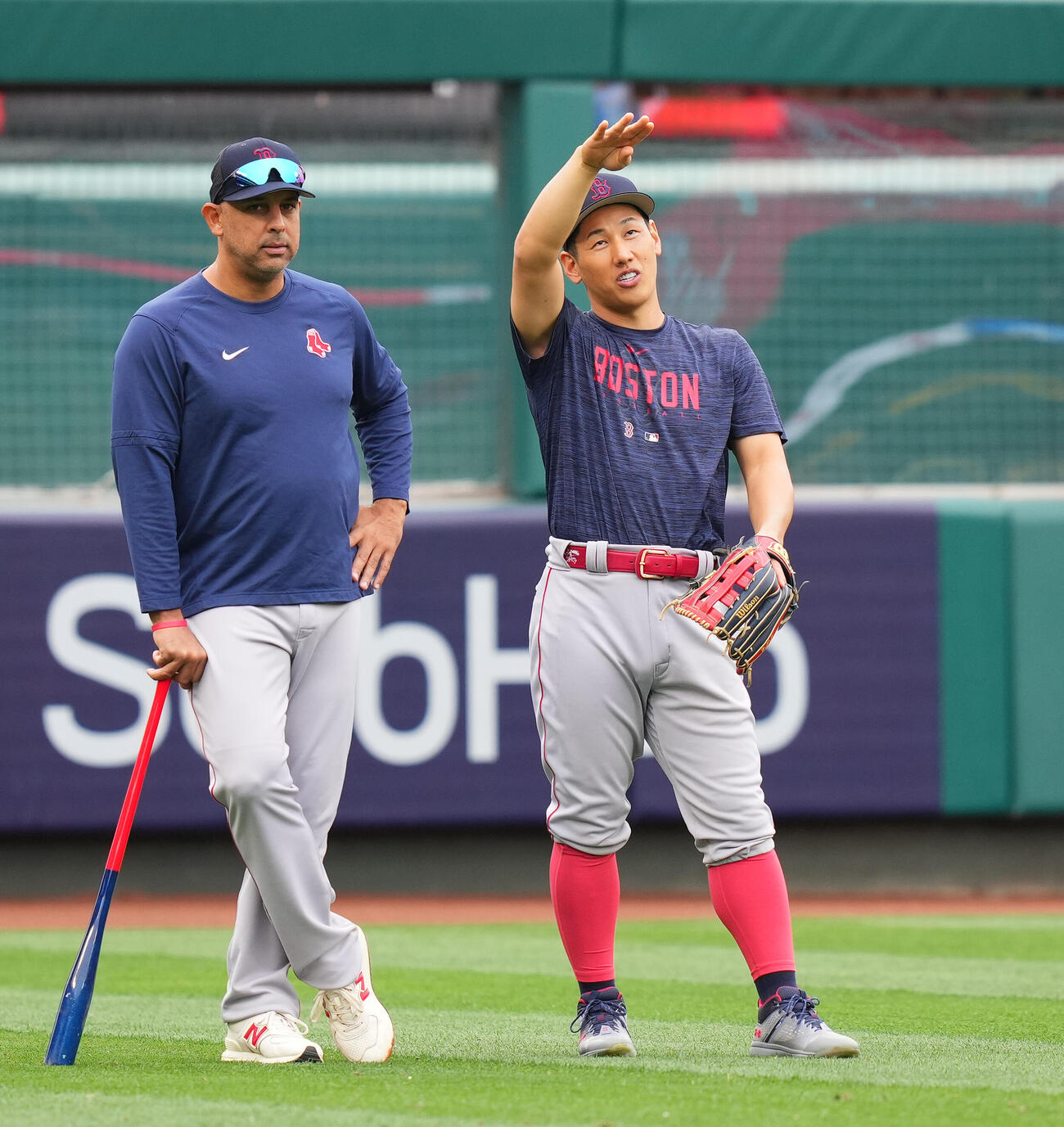 2023年5月、コーラ監督（左）と談話するレッドソックス吉田