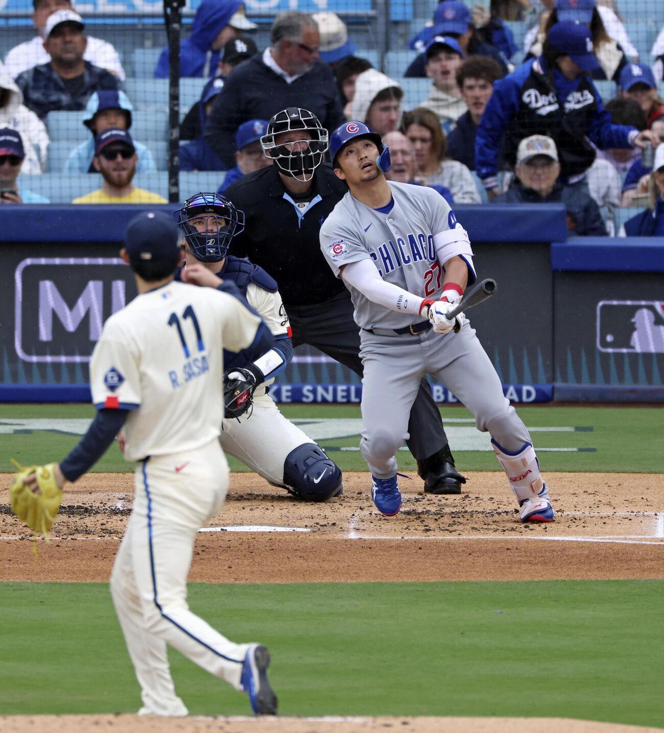 ドジャース戦の2回、先発佐々木（11）から4号ソロを放つカブス・鈴木＝ロサンゼルス（共同）