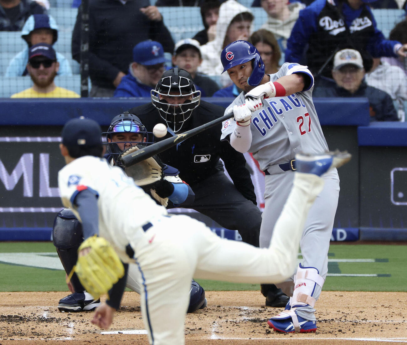 ドジャース戦の2回、先発佐々木から4号ソロを放つカブス・鈴木＝ロサンゼルス（共同）