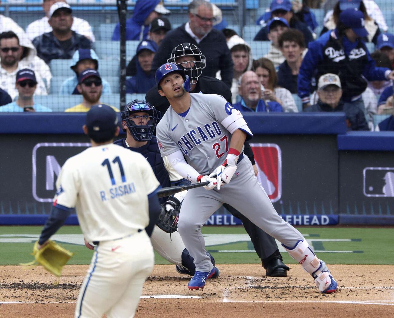 ドジャース戦の2回、先発佐々木（11）から4号ソロを放つカブス・鈴木＝ロサンゼルス（共同）