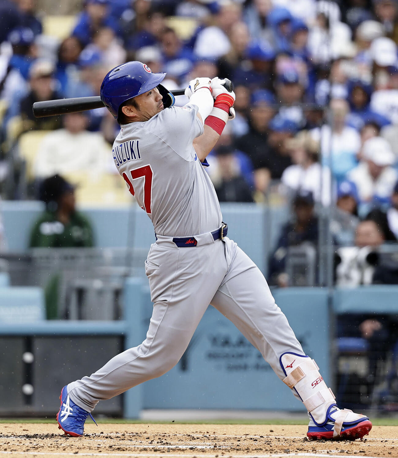 ドジャース戦の2回、先制の4号ソロを放つカブス・鈴木＝ロサンゼルス（共同）