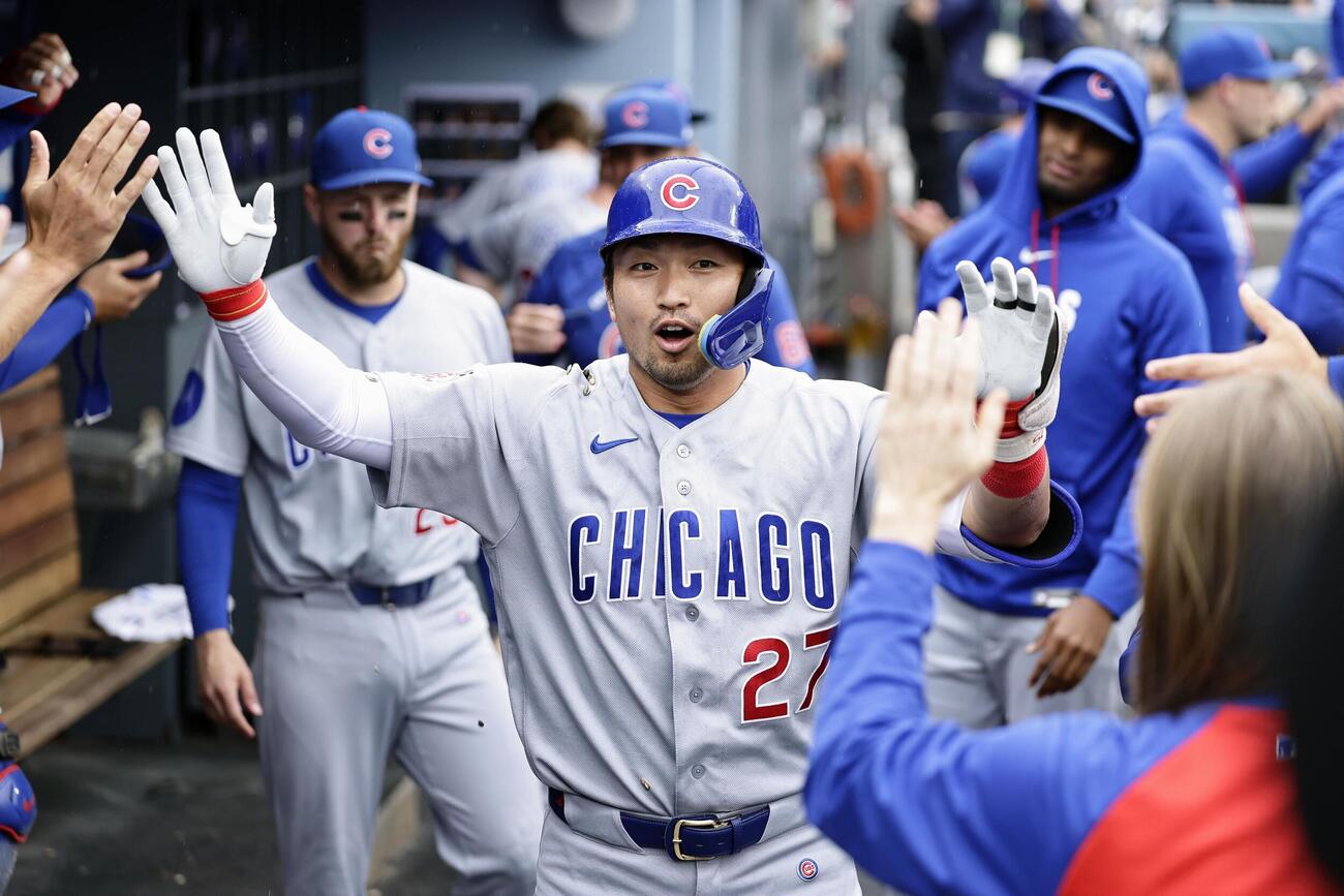 ドジャース戦の2回、4号ソロを放ち、ベンチで迎えられるカブス・鈴木＝ロサンゼルス（共同）