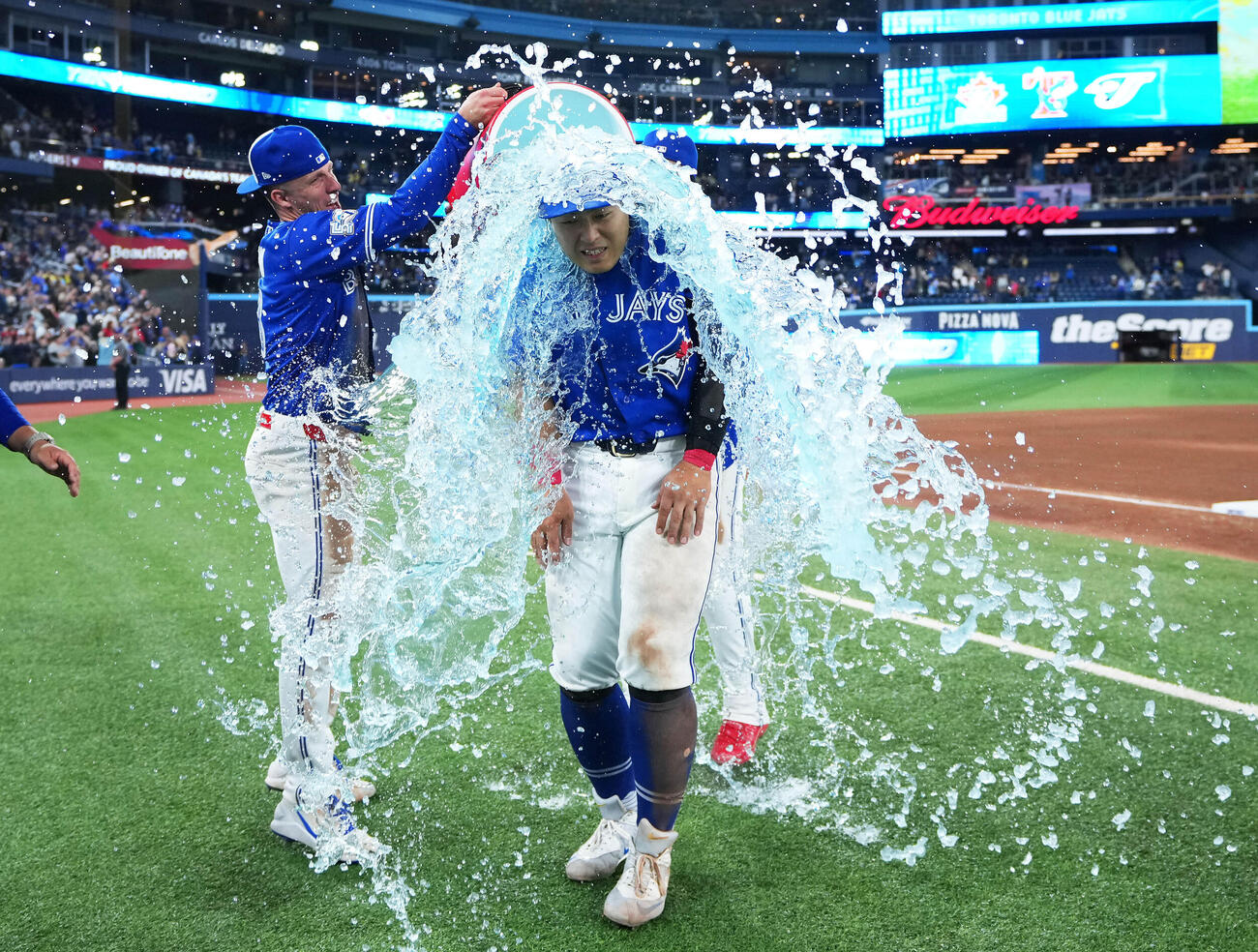 試合後、水をかけられるブルージェイズ岡本和真（ロイター）