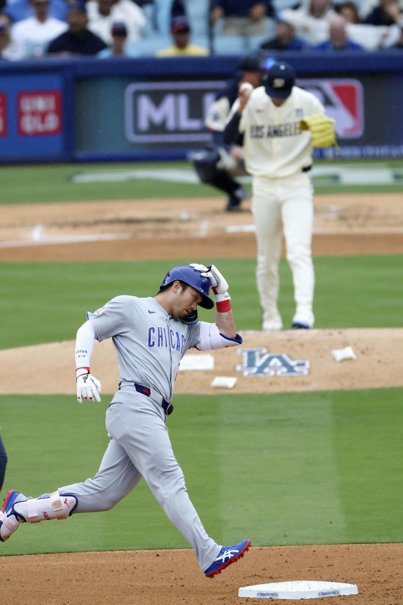 ドジャース戦の2回、先発佐々木（奥）から4号ソロを放ち、塁を回るカブス鈴木（共同）