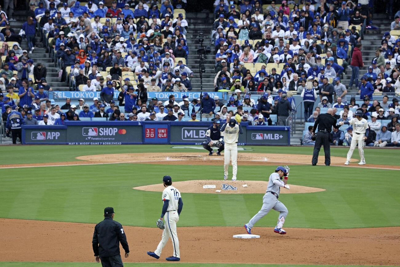 ドジャース戦の2回、先発佐々木（マウンド上）から4号ソロを放ち、二塁を回るカブス・鈴木＝ロサンゼルス（共同）