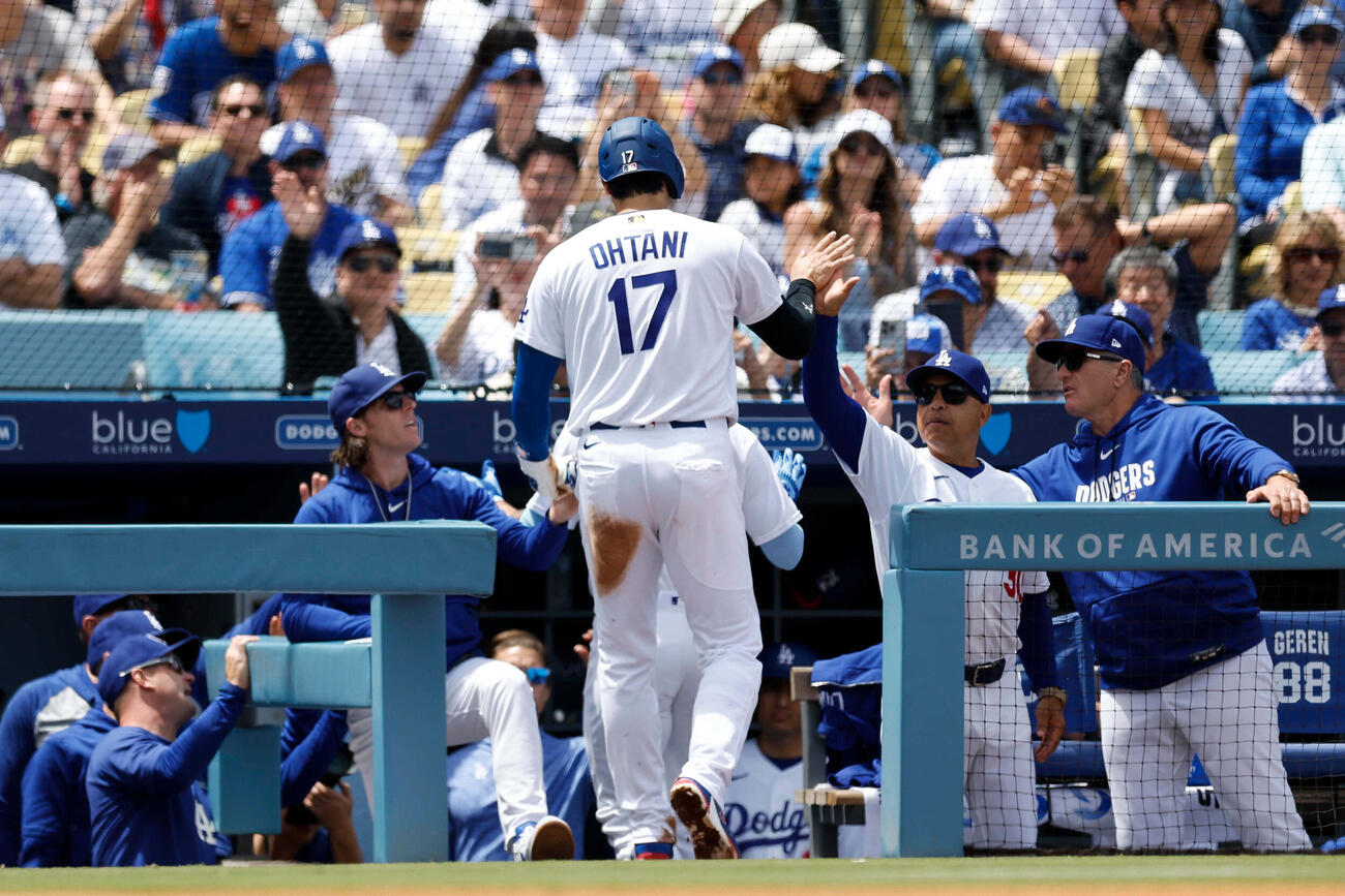 1回、先制のホームを踏みベンチに戻るドジャース大谷(AP)