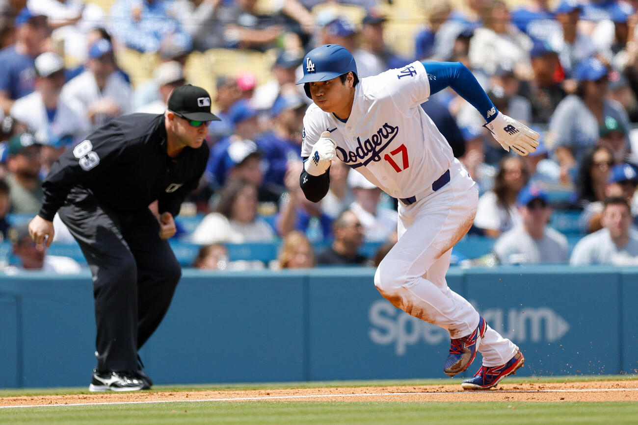 1回、パヘスの犠飛で本塁へ向かうドジャース大谷 (AP)