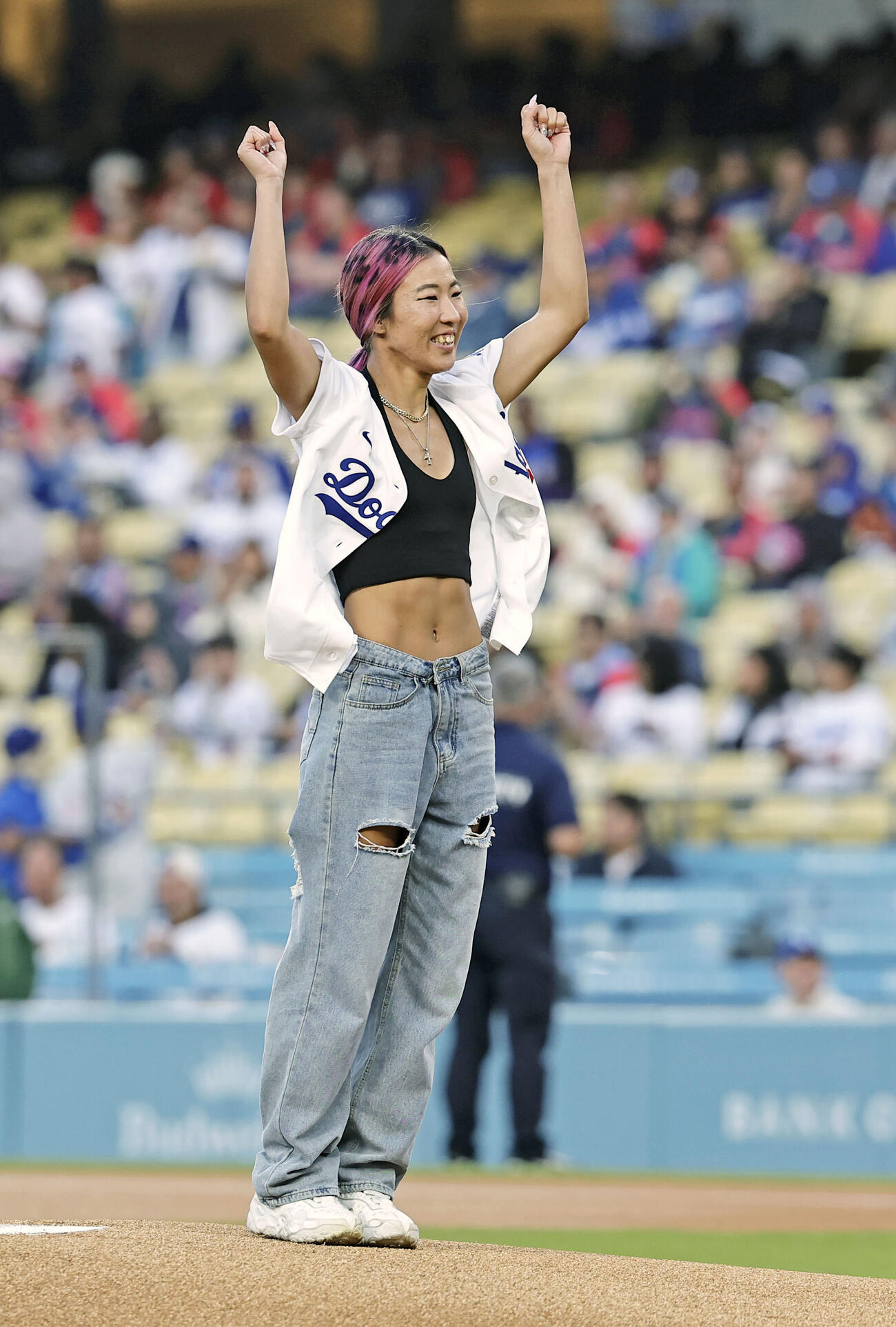 ドジャース－マーリンズ戦で始球式を務めたサッカーの米女子プロリーグNWSLエンゼルシティーの遠藤純＝ロサンゼルス（共同）