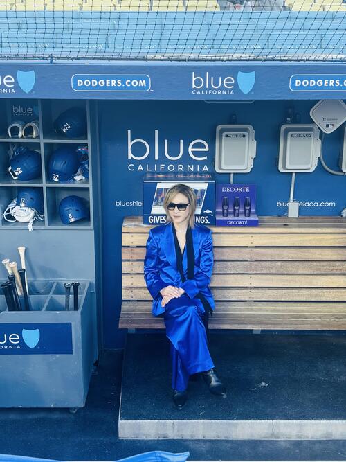 ドジャースタジアムのホームベンチに座るYOSHIKI