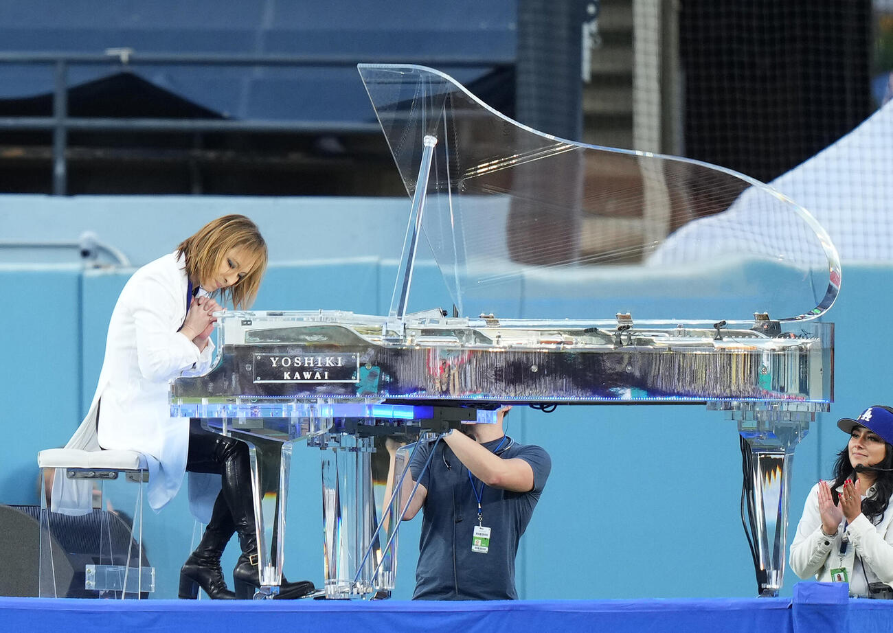 24年4月、ドジャースタジアムで米国国歌を演奏するYOSHIKI