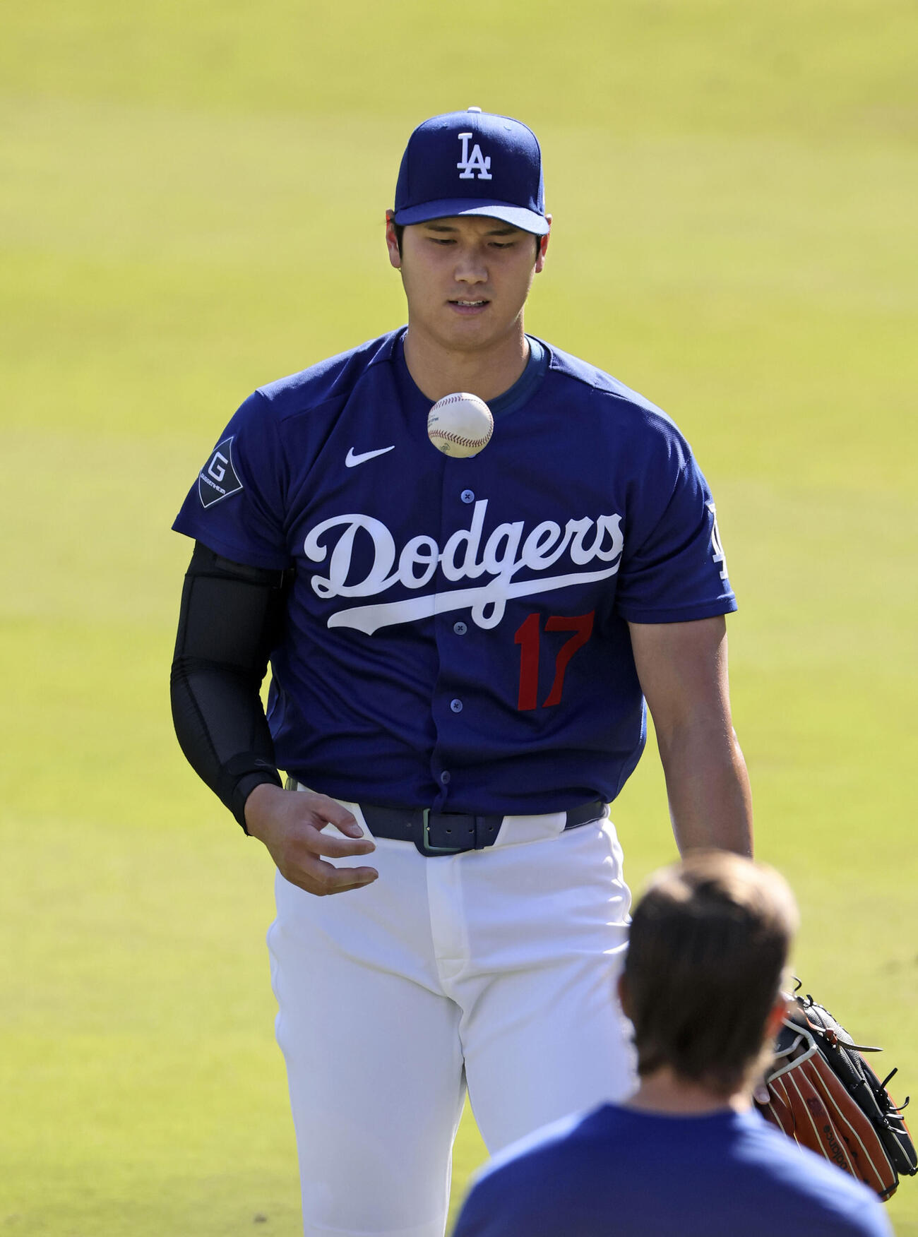 キャッチボールを行うドジャース大谷＝ロサンゼルス（共同）