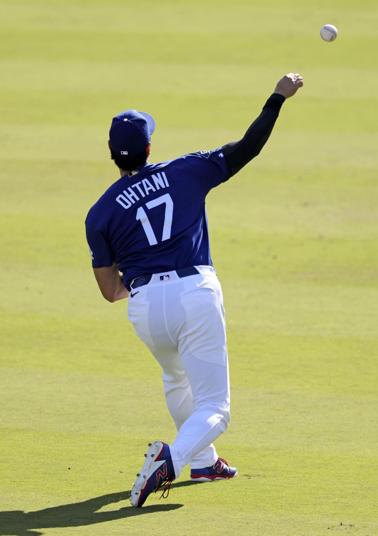キャッチボールするドジャース大谷＝ロサンゼルス（共同）
