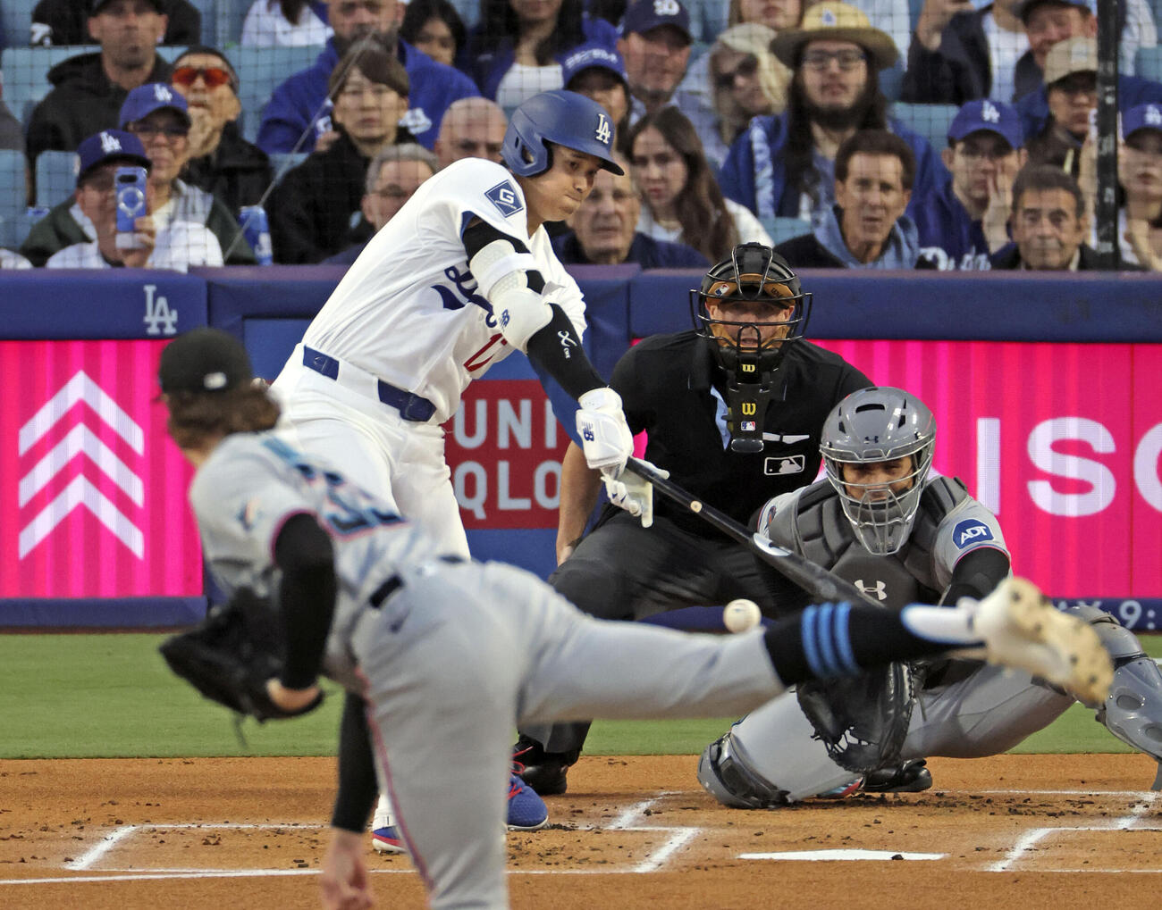 マーリンズ戦の1回、右前打を放つドジャース大谷＝ロサンゼルス（共同）