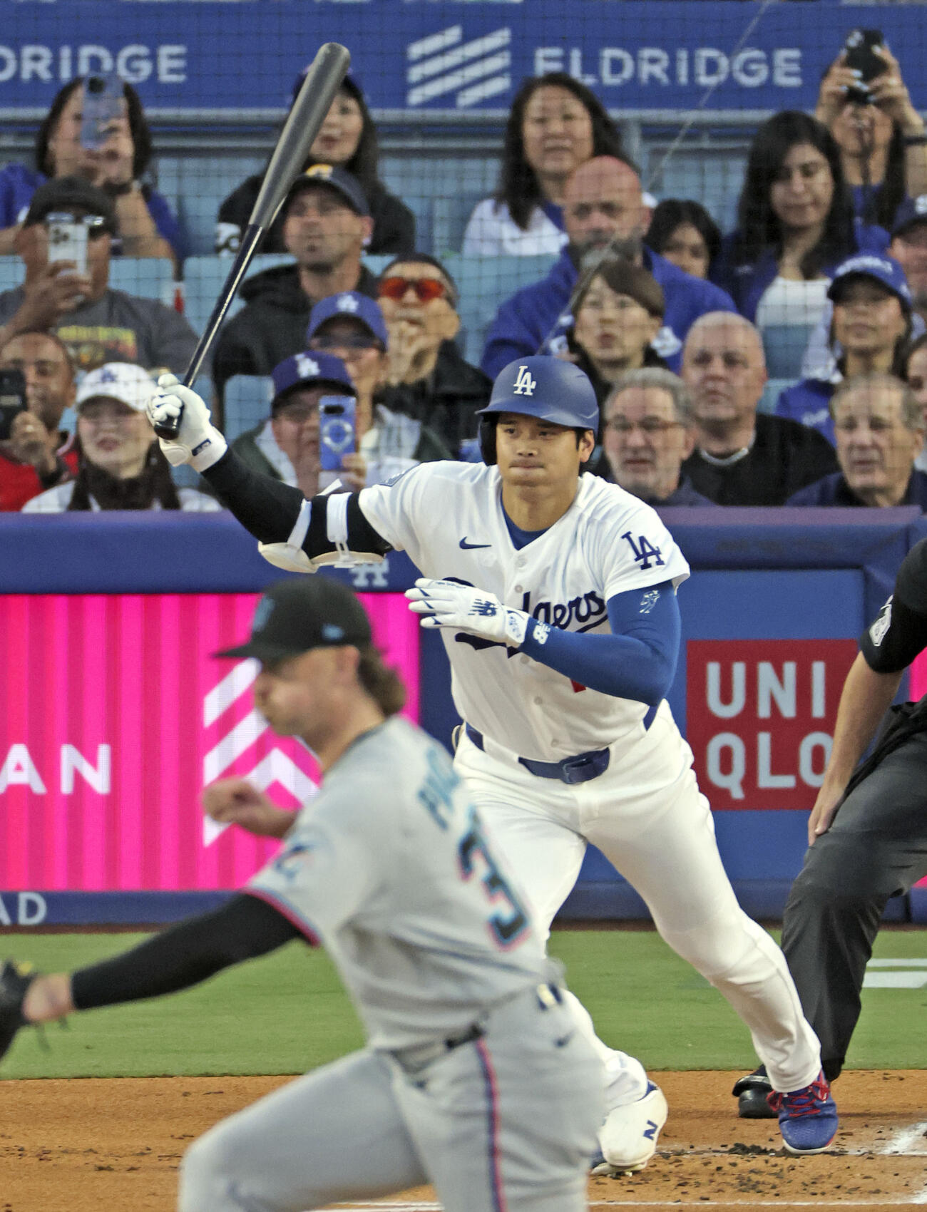 マーリンズ戦の1回、右前打を放つドジャース大谷＝ロサンゼルス（共同）