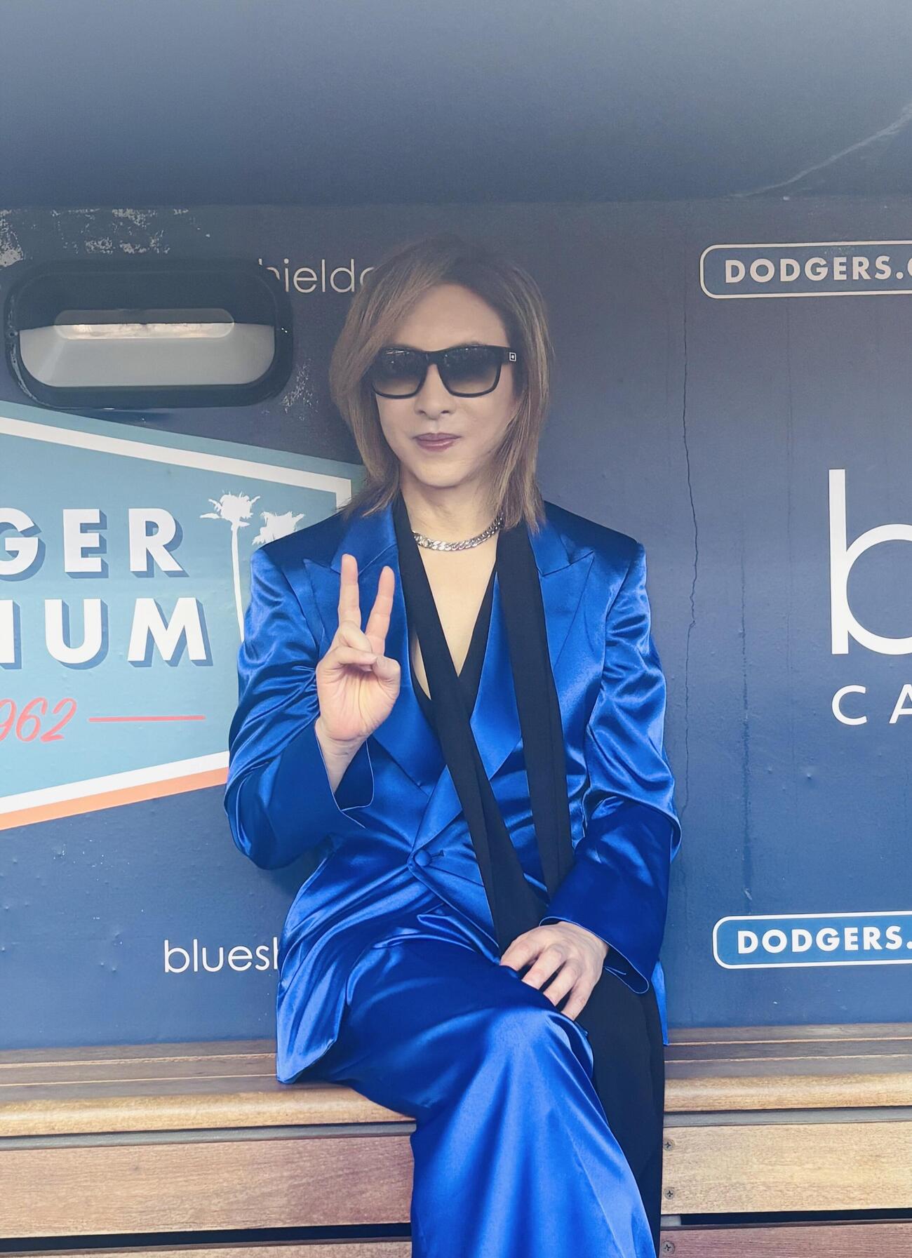 YOSHIKIはドジャースタジアムのホームベンチに座る