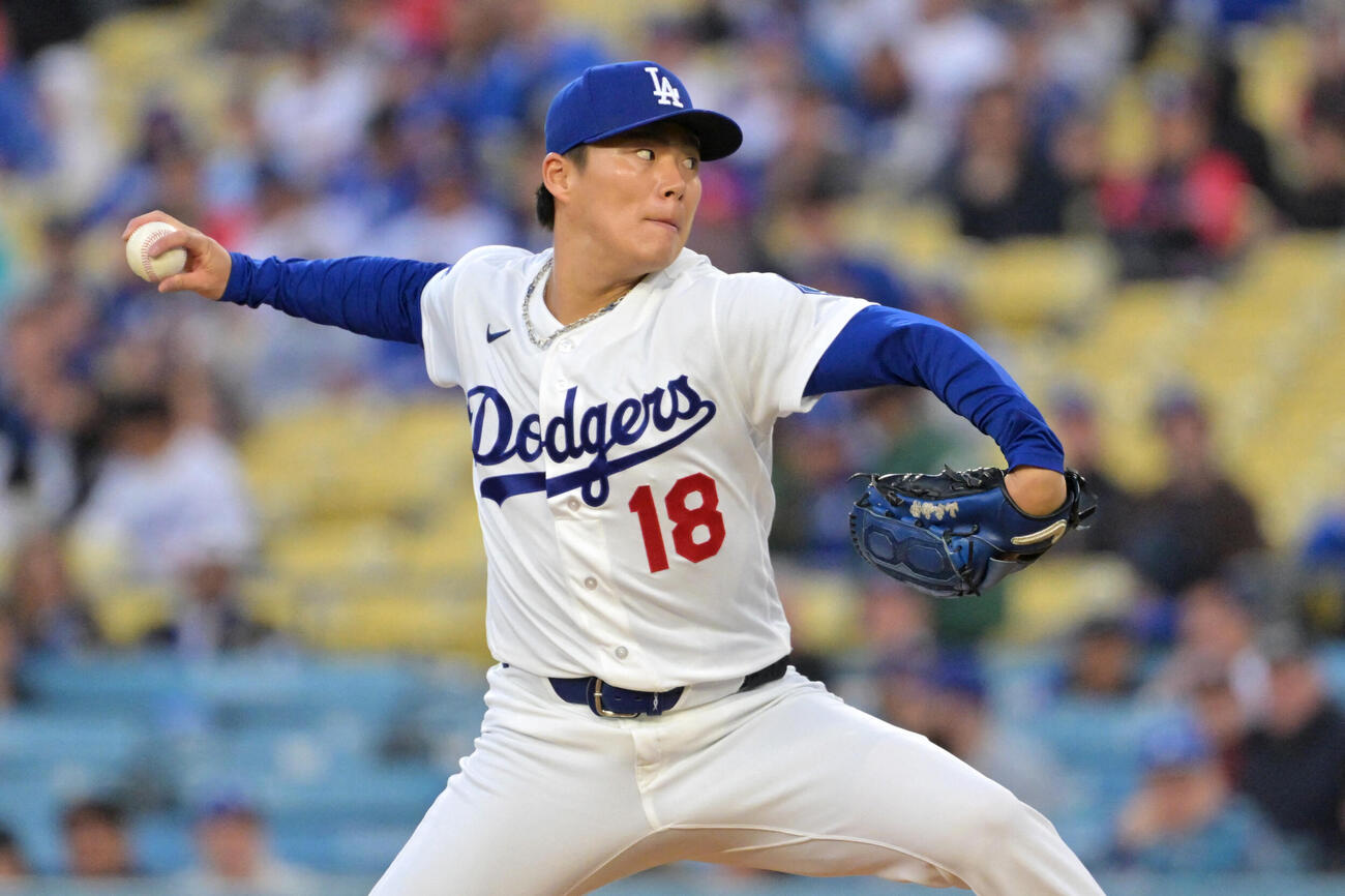 マーリンズ戦で力投するドジャース山本由伸（ロイター）