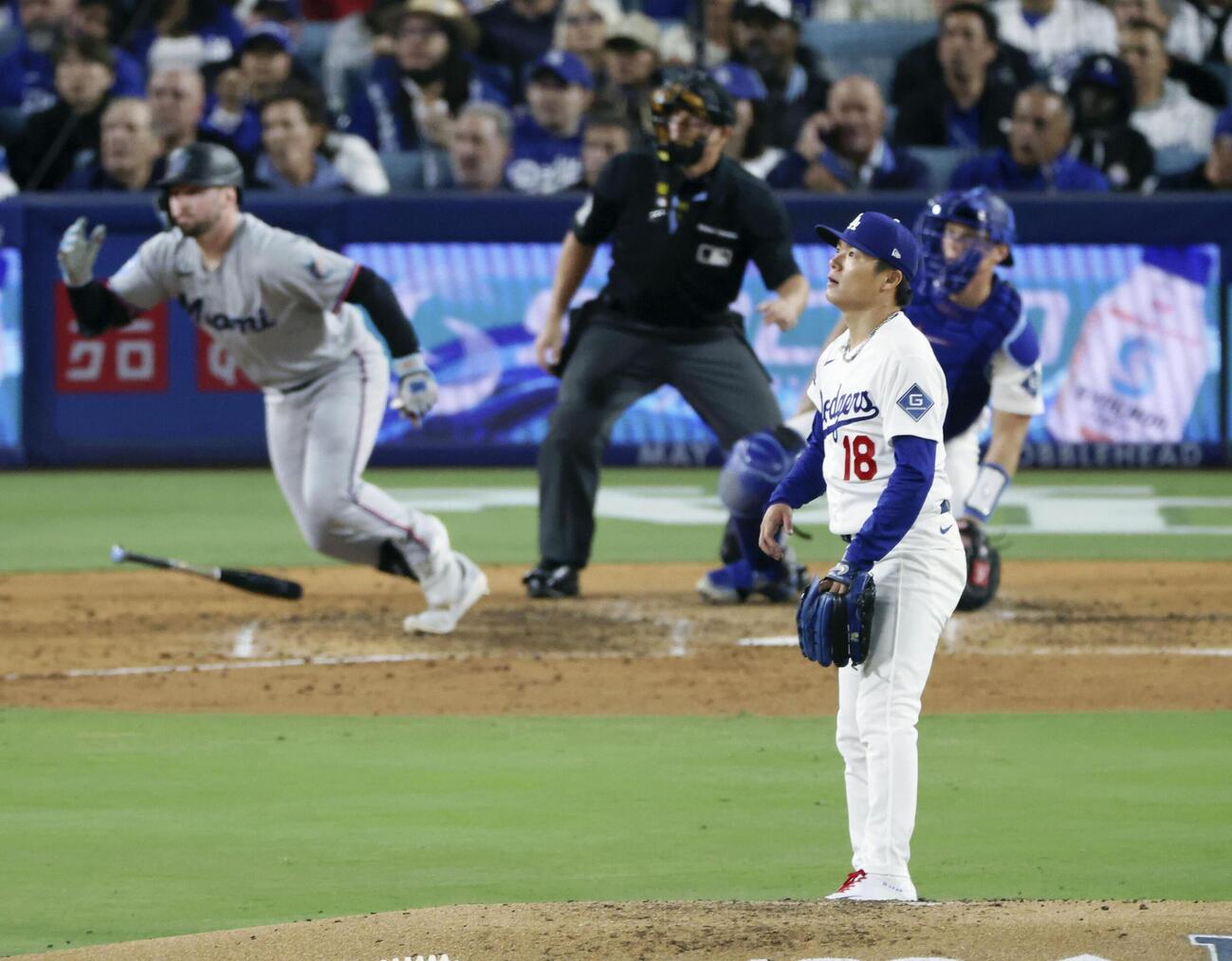 マーリンズ戦の5回、ヒックスに3点本塁打を浴びるドジャース山本（共同）