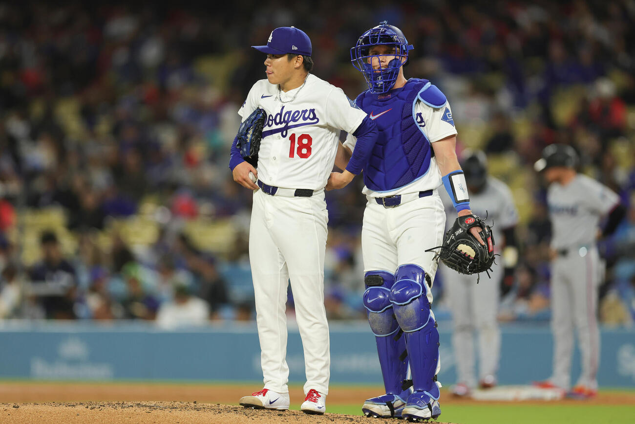 マーリンズ戦、捕手スミスと話すドジャース山本由伸（AP）