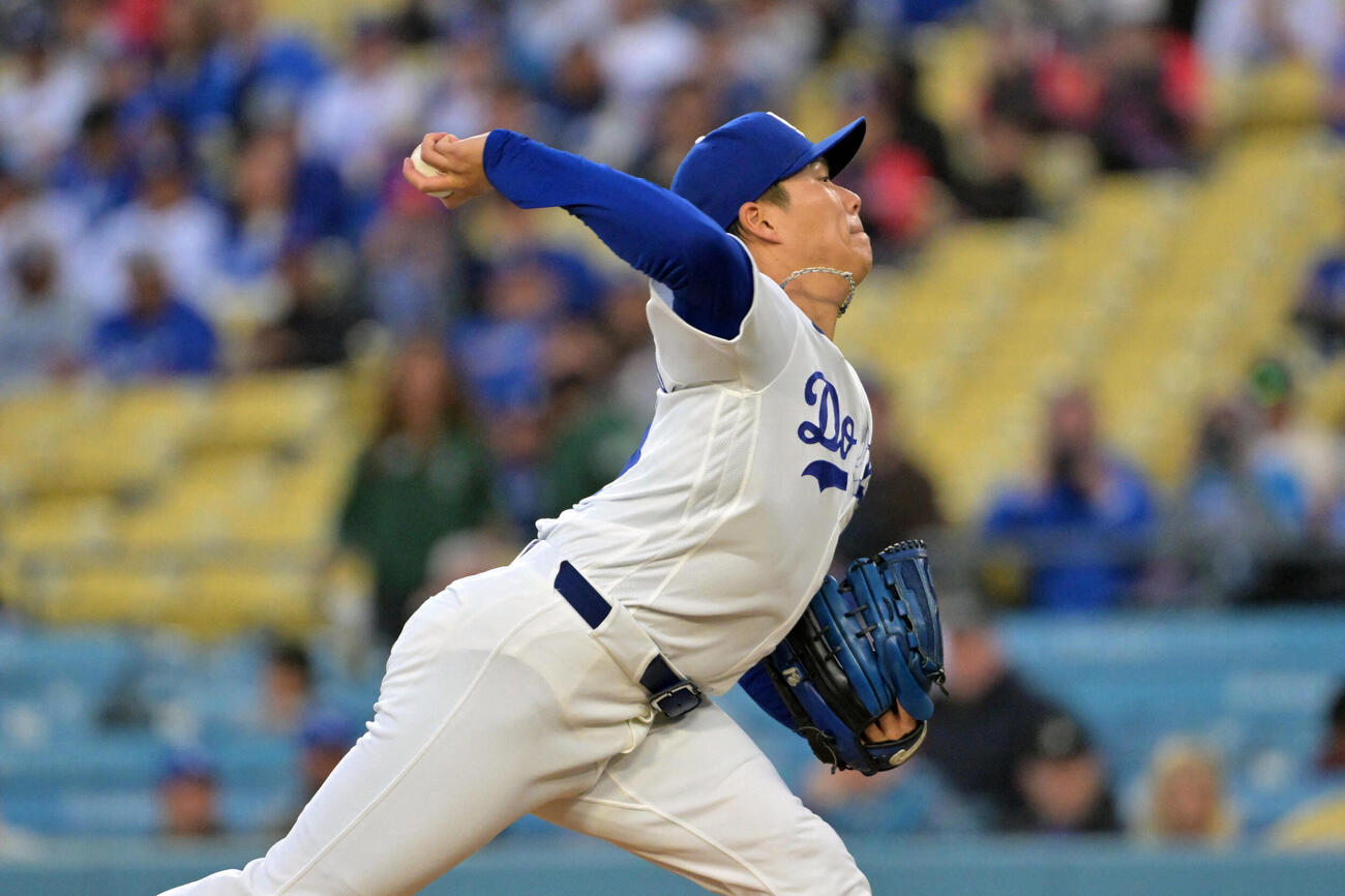マーリンズ戦で力投するドジャース山本由伸（ロイター）