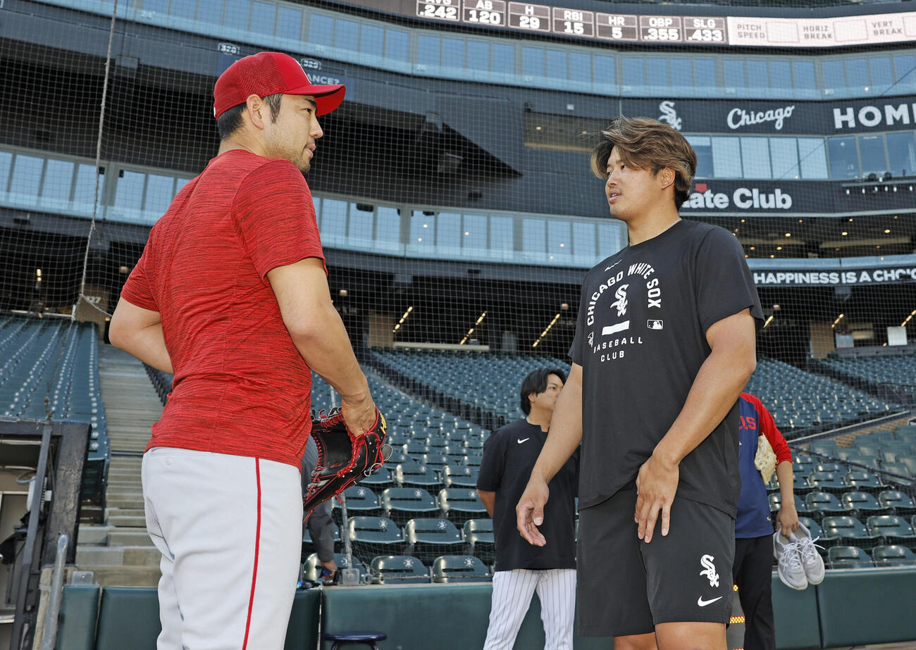 試合前、話をするエンゼルス菊池（左）とホワイトソックス村上＝シカゴ（共同）