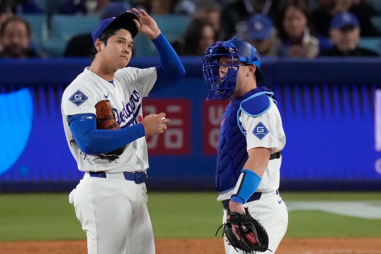 マーリンズ戦の5回、マウンドで捕手スミスと話をするドジャース大谷翔平（AP）