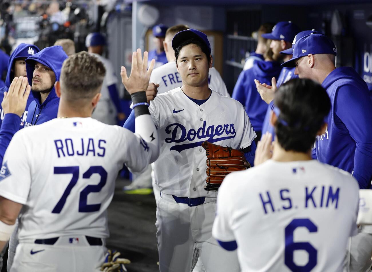 マーリンズ戦の6回を投げ終え、ベンチで迎えられるドジャース大谷翔平（共同）