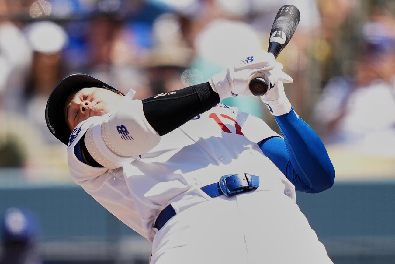 7回、内角球をのけぞって避けるドジャース大谷(AP)