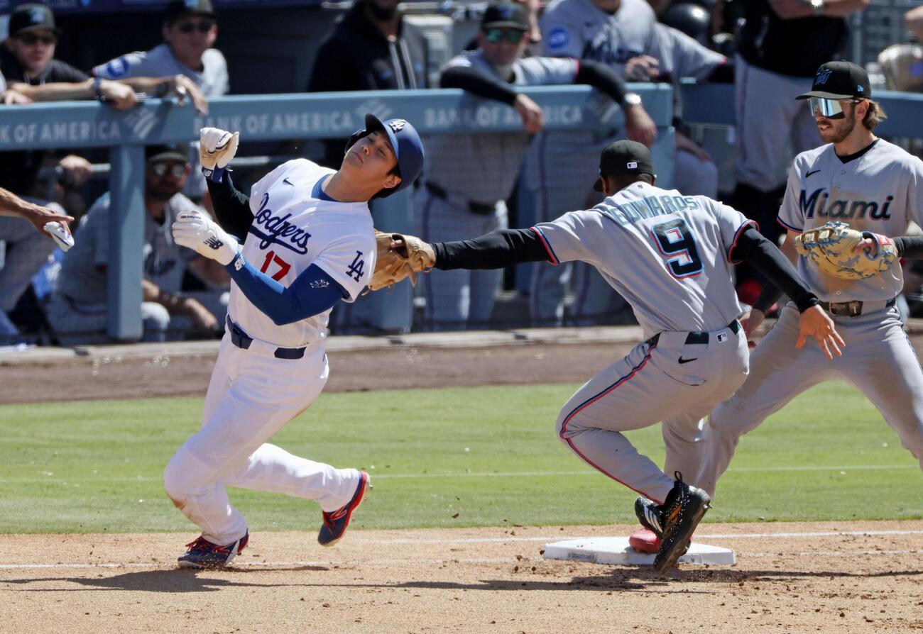 マーリンズ戦の9回、フリーマンの二ゴロでアウトになるドジャースの一走大谷。併殺で試合終了となる＝ロサンゼルス（共同）