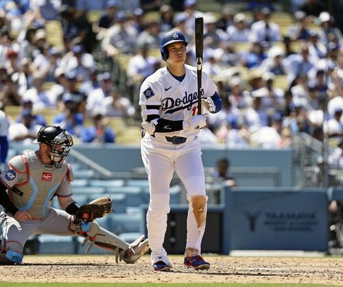 マーリンズ戦の7回、四球を選んだドジャース・大谷=ロサンゼルス(共同)