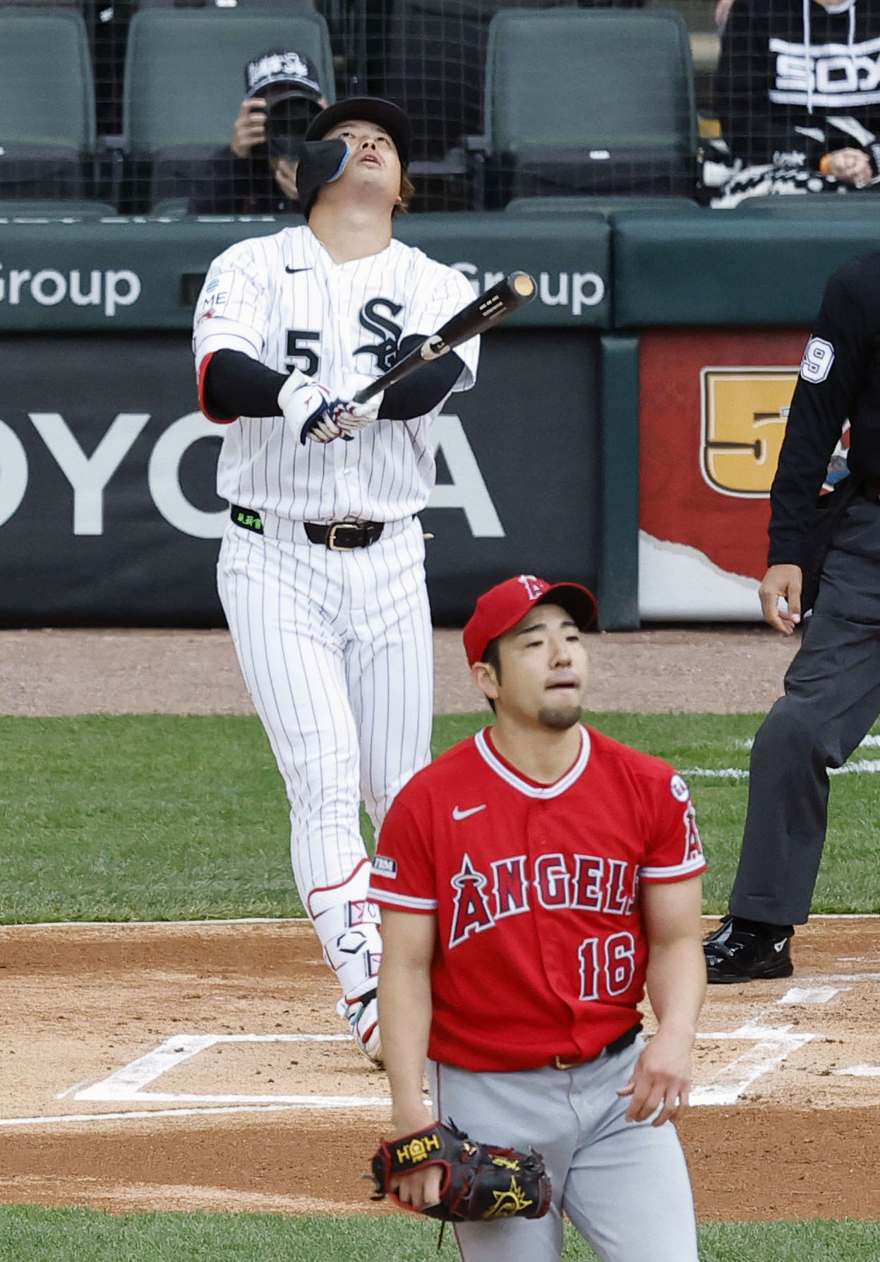 エンゼルス戦の1回、左飛に倒れたホワイトソックス村上。投手菊池＝シカゴ（共同）