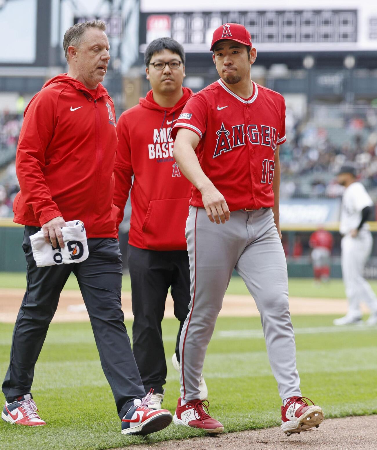 ホワイトソックス戦で、3回のイニング間の投球練習中に左肩の張りを訴えて降板するエンゼルス菊池＝シカゴ（共同）