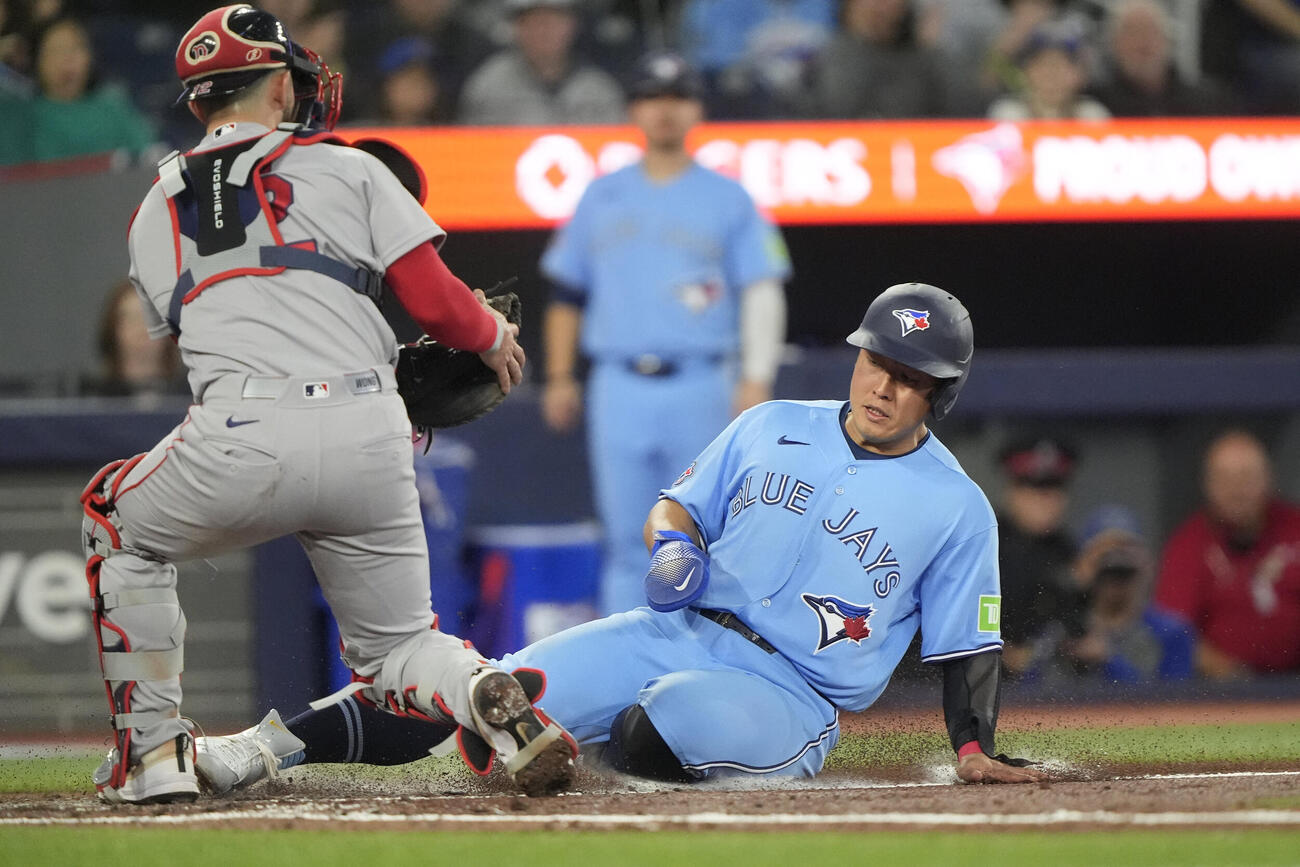 3回の走塁でホームを狙い、アウトとなるブルージェイズ岡本和真（ロイター）
