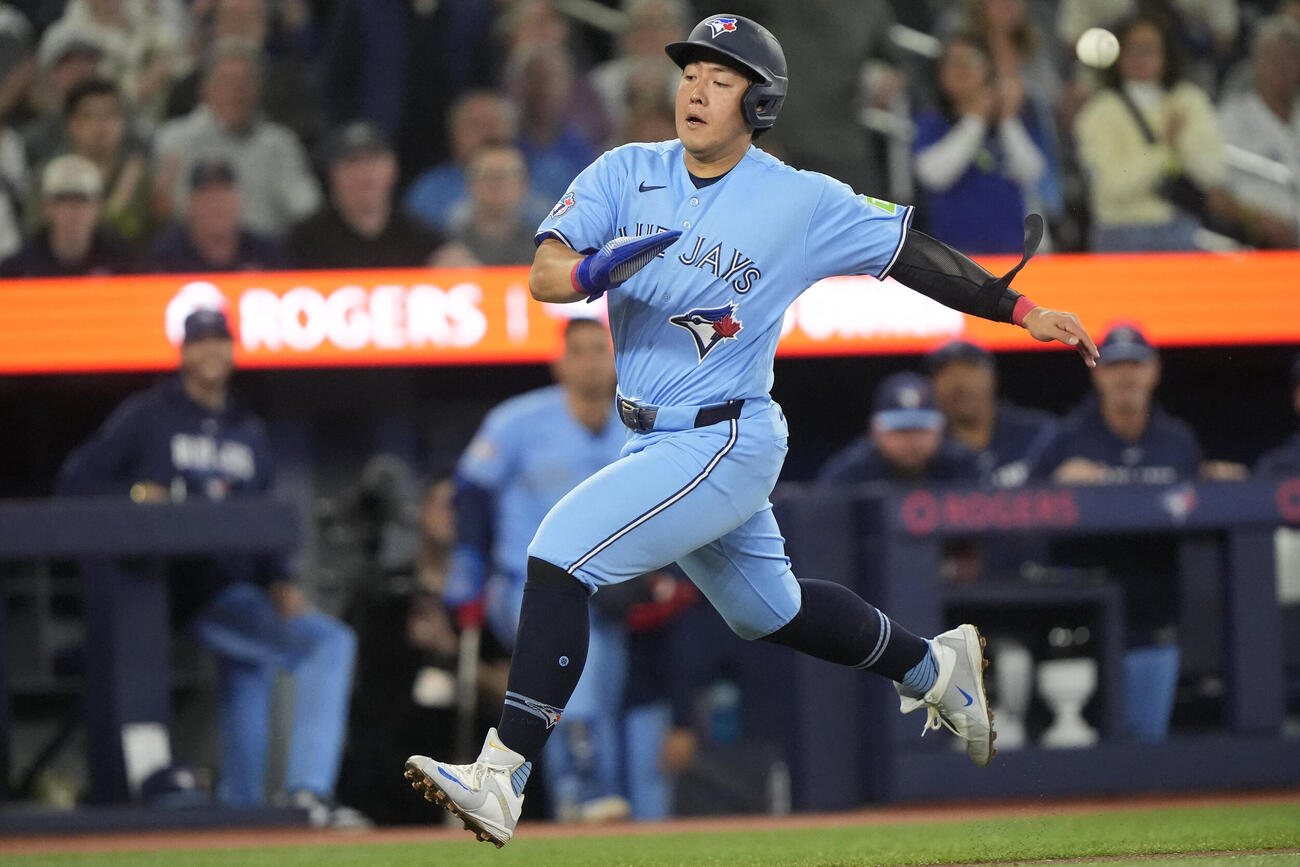 3回の走塁でホームを狙うブルージェイズ岡本和真（ロイター）